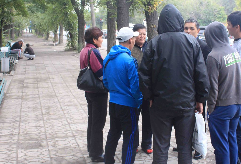 Бишкекте 16 жаштан 24 жашка чейинки балдарды чогултуп жатышат