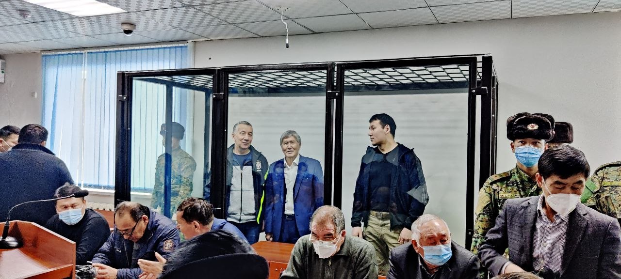 Атамбаева, Ниязова и Сагынбаева доставили в суд, открытый процесс начинается