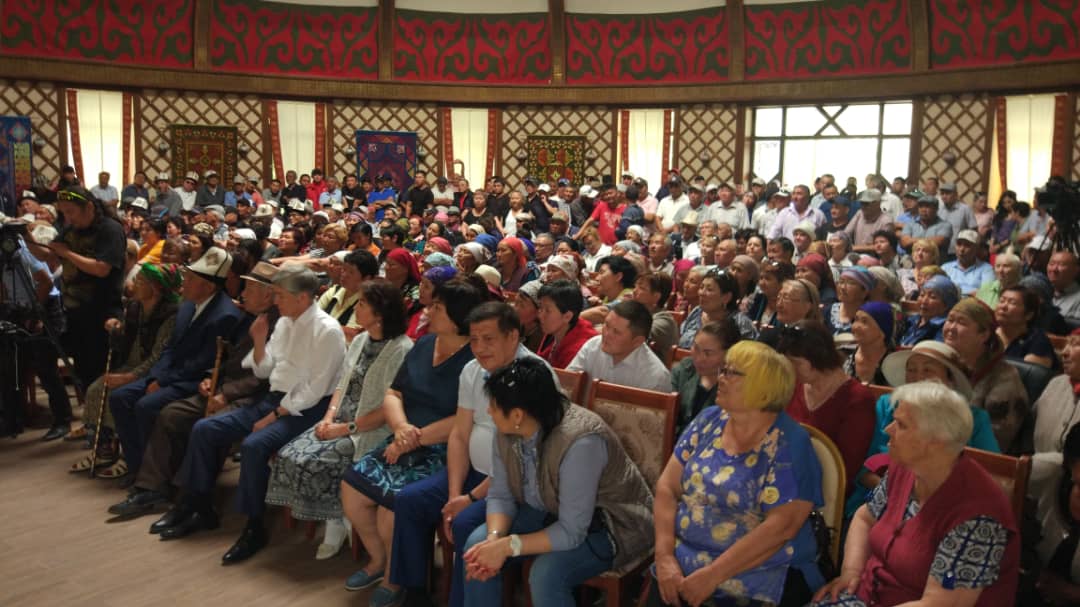 Народ Кыргызстана с Атамбаевым! В поддержку экс-президента Кыргызстана проходит гражданское собрание (фото, видео)