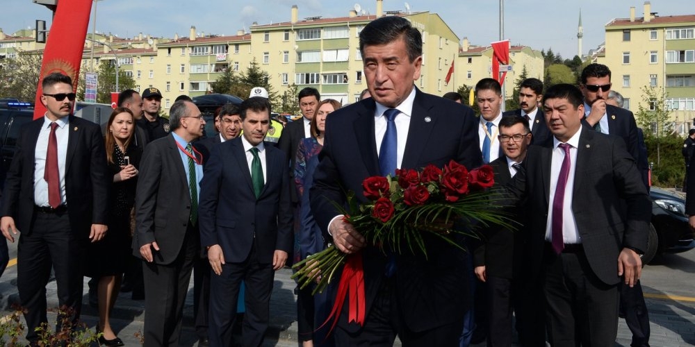 Президент Жээнбеков возложил цветы к бюсту Чингиза Айтматова в Анкаре