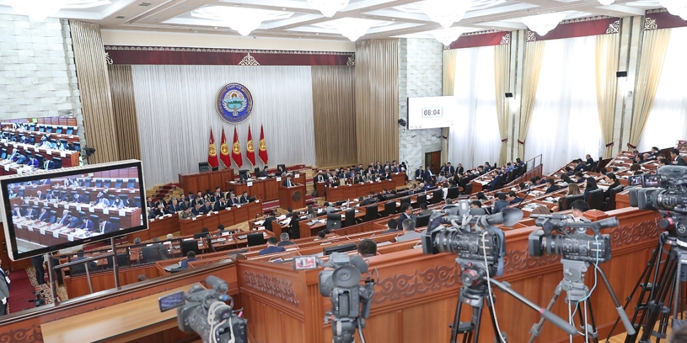 ЖК сессиясынын ачылышындагы Кыргызстан гимни. Ырдап жаткан депутатты тап