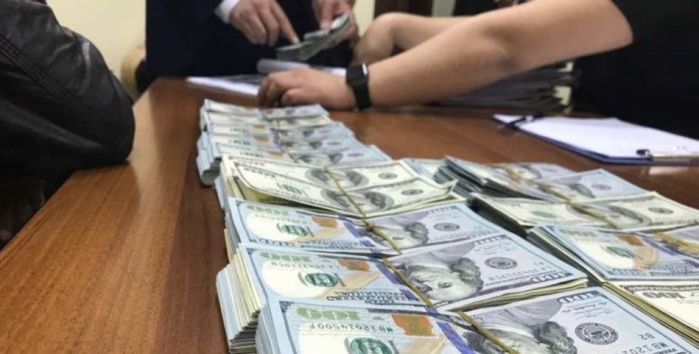 В Беловодском судебные исполнители шантажировали и вымогали у мужчины 50 тысяч сомов (видео)