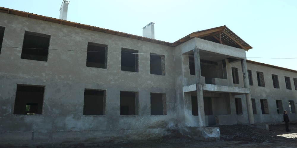 Премьер-министр поручил изыскать средства для продолжения строительства школ в Чуйской области