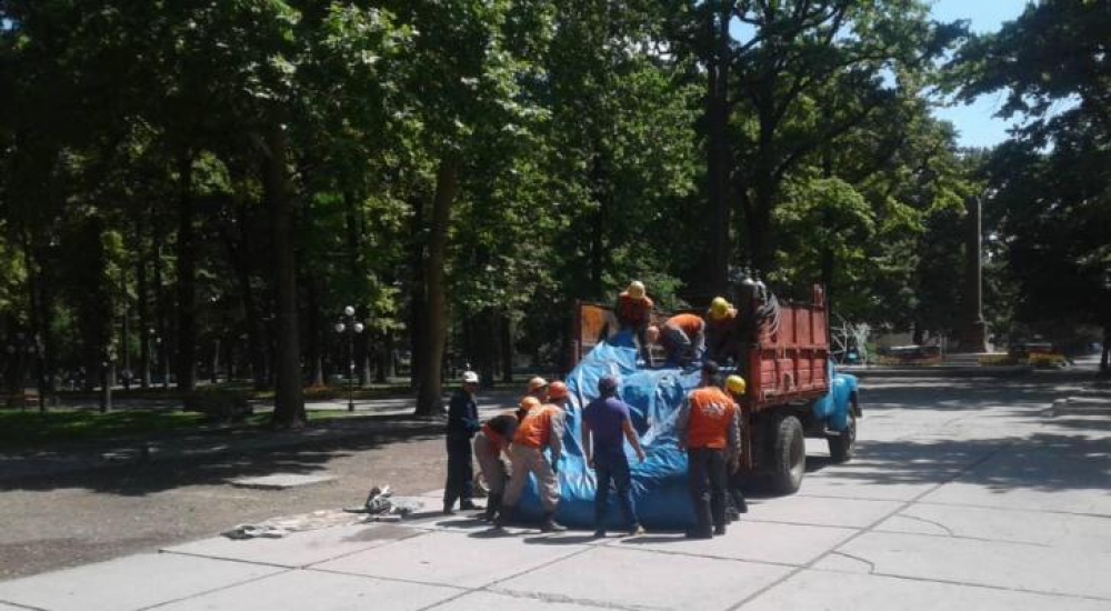 В Дубовом парке столицы демонтируют незаконно установленные детские аттракционы