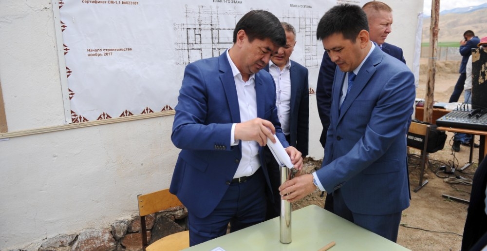Мухаммедкалый Абылгазиев принял участие в закладке капсулы под строительство школы в Кочкорском районе