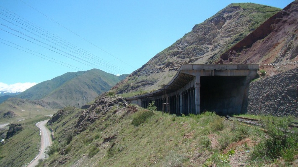 Спуск камней: участок автодороги в Боомском ущелье с 11 июня будет периодически закрываться