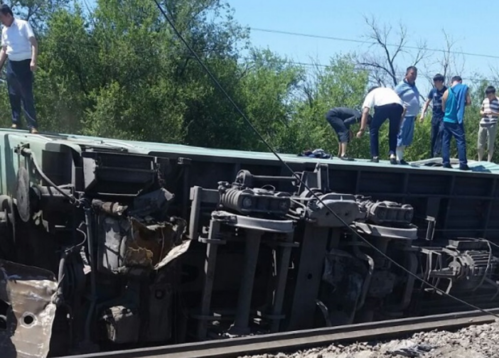 В результате схода поезда с рельсов на юге Казахстана один человек погиб, четверо пострадали
