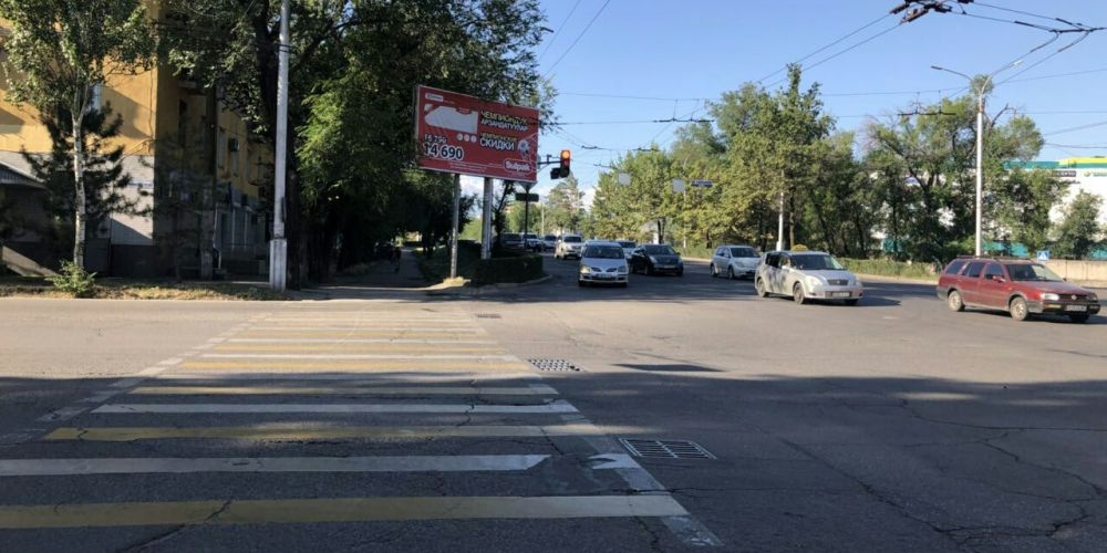 Бишкекчане жалуются на отсутствие пешеходного светофора на пересечении Ч.Айтматова и Горького