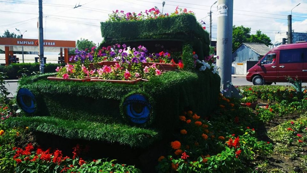 Столицу украсила новая уникальная цветочная композиция – ретроавтомобиль «Жигули»