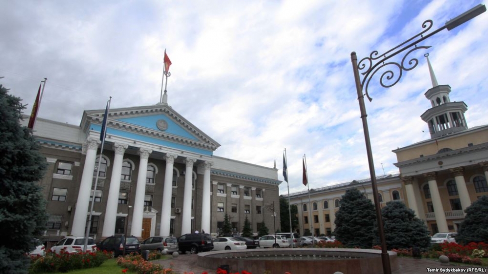 Бишкек шаар кеңешинде  Албек Ибраимовго ишеним көрсөтпөө маселеси  добушка  коюлганы турат