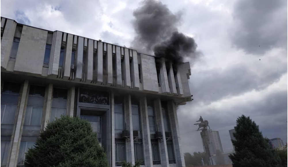 В Бишкеке горит здание Кыргызской национальной филармонии (видео)