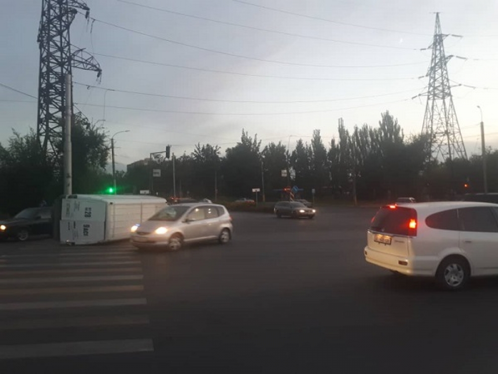 На востоке Бишкека столкнулись две автомашины
