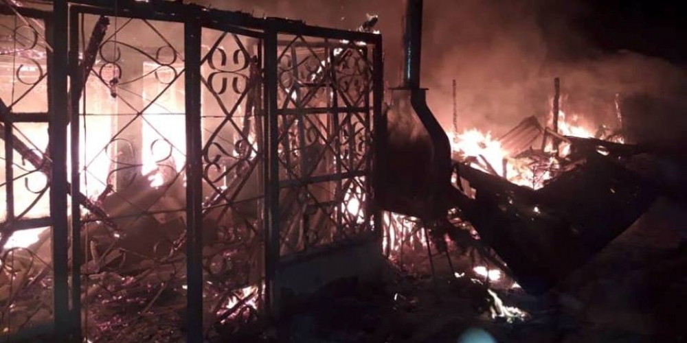 При пожаре на рынке Каракола сгорело восемь контейнеров