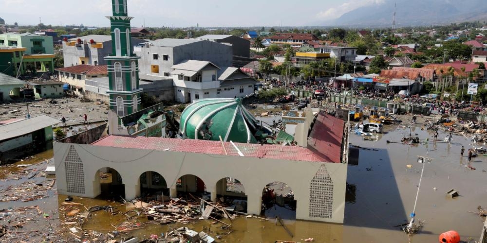 В Индонезии при землетрясении погибло более 830 человек