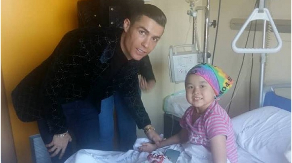 Футболист Криштиану Роналду навестил в больнице маленькую кыргызстанку, страдающую онкологией