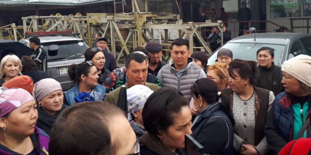 Бишкекте «Берекет универсал» базарынын сатуучулары митингге чыгышты. Алардын талабы (видео)