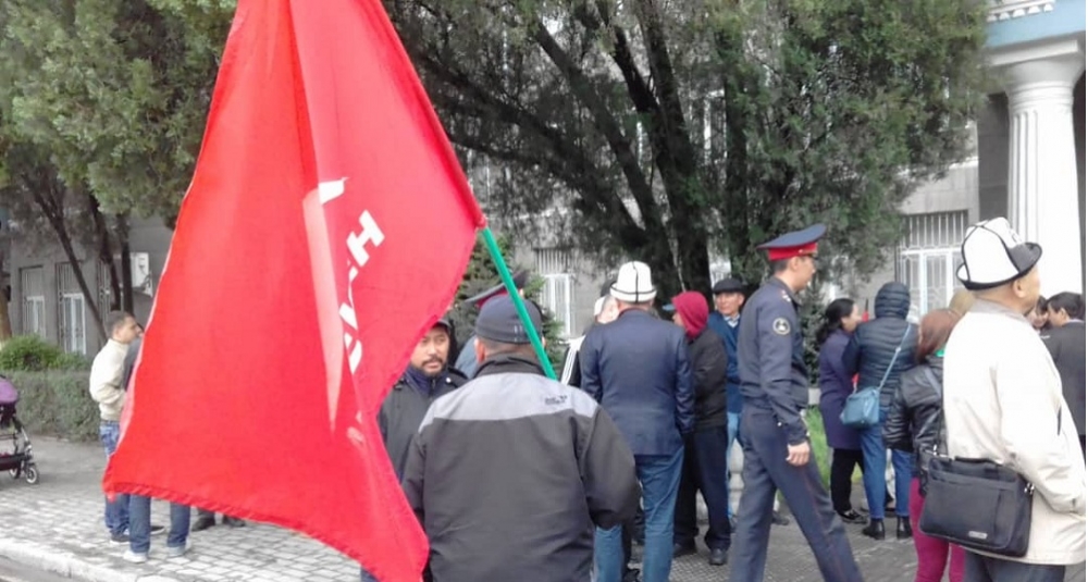 Возле здания Верховного суда митингуют сторонники Текебаева (фото, видео)