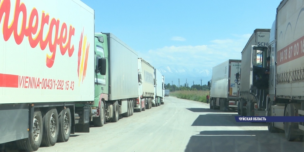 Очереди на границе: Казахстан снова задерживает грузовые машины из Кыргызстана