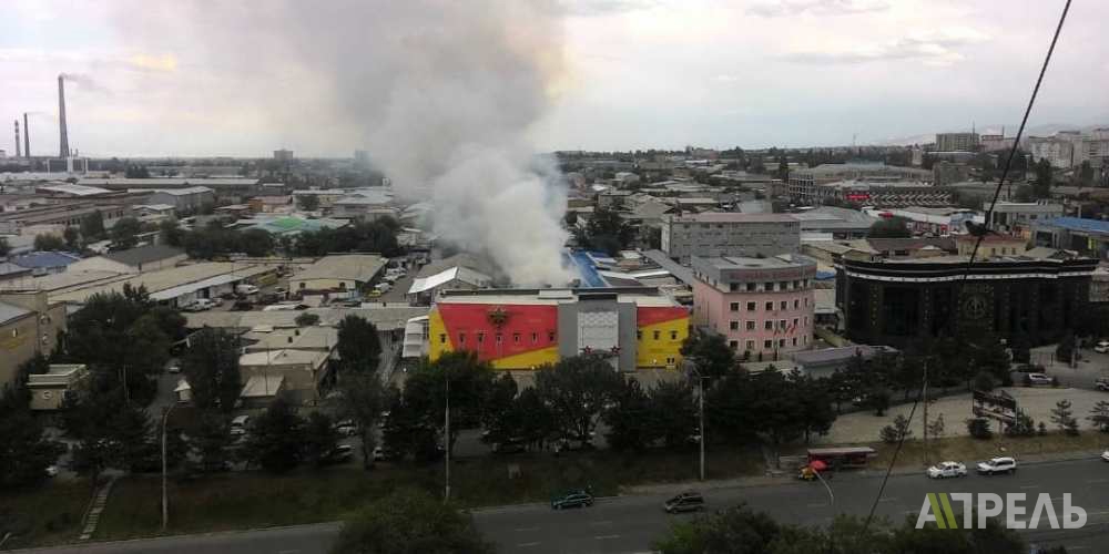 На востоке Бишкека горит мебельный цех. Видео с места событий
