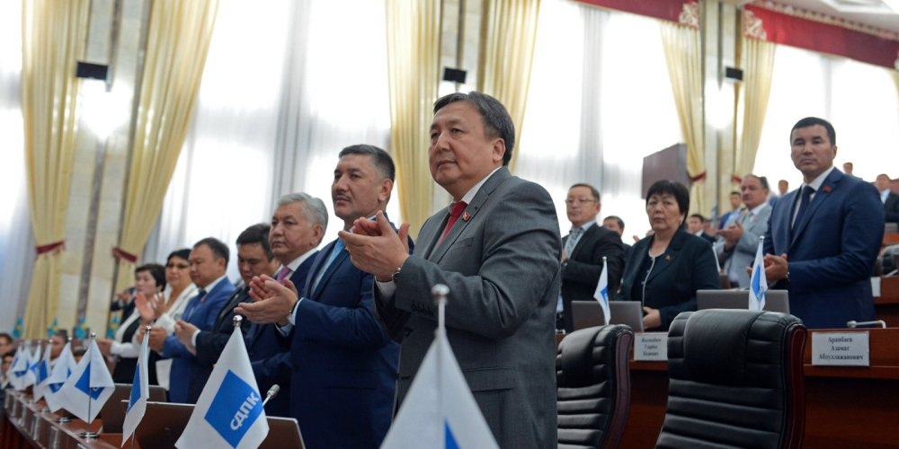 Депутаттар Атамбаевдин убагында эмнеге унчукпай отурушкан? Эл өкүлдөрүнө сурак