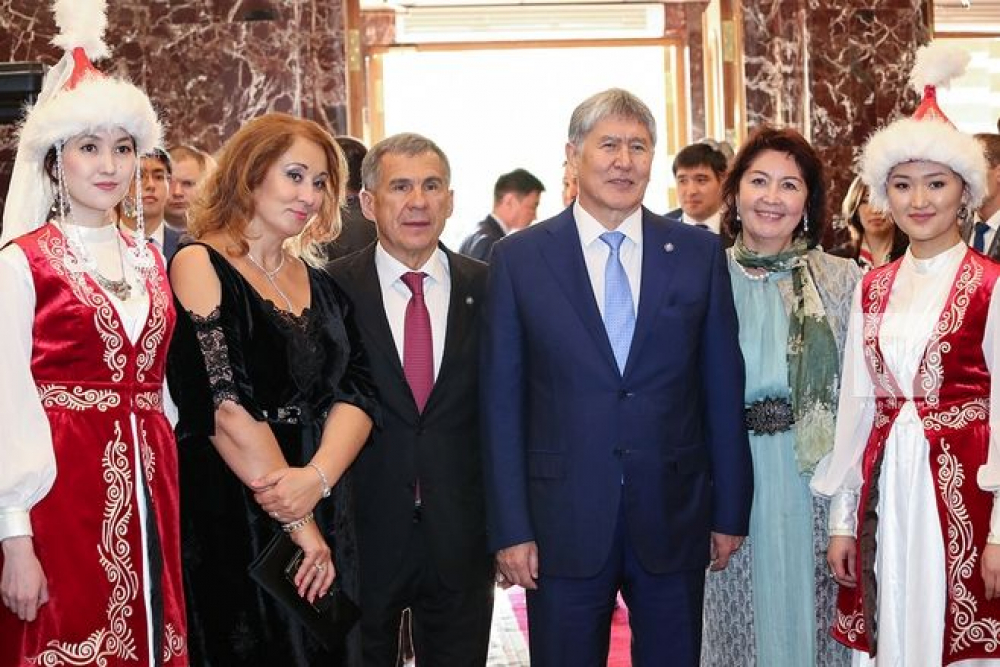 Президент Татарстана подарил автомобиль и выделил водителя Раисе Атамбаевой
