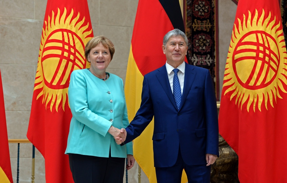 Ангела Меркель поздравила Алмазбека Атамбаева с Новым годом. Поздравление пришло только сегодня