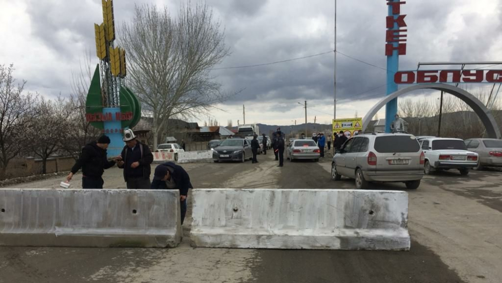 На въездах и выездах в Бишкек установлены блокпосты (список)