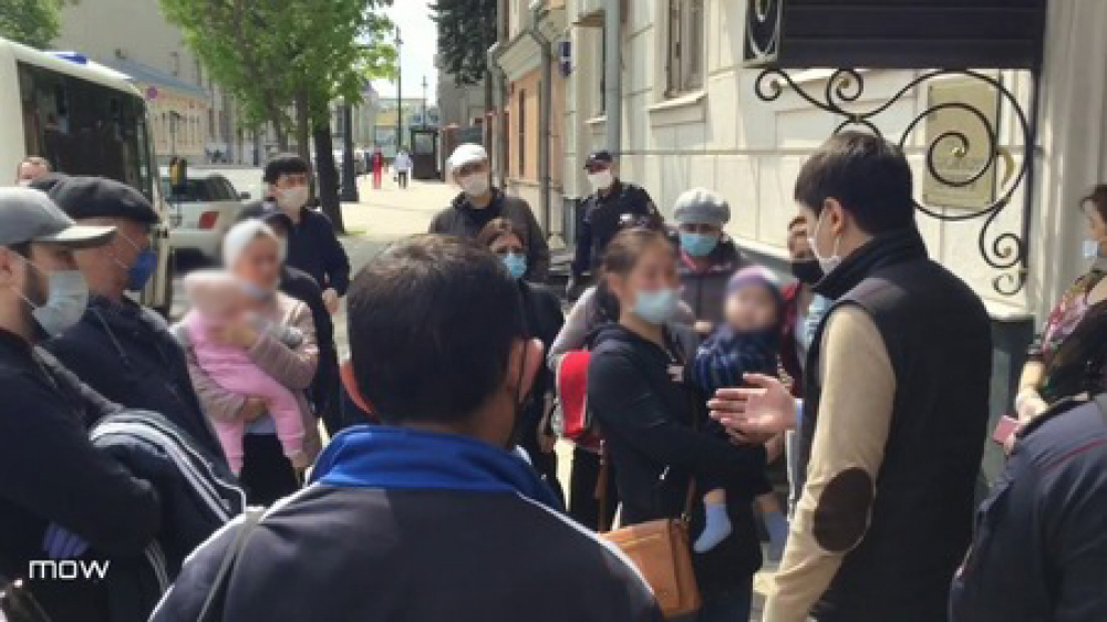 Около 50 кыргызстанцев собрались возле посольства КР в Москве - требуют вернуть их на родину