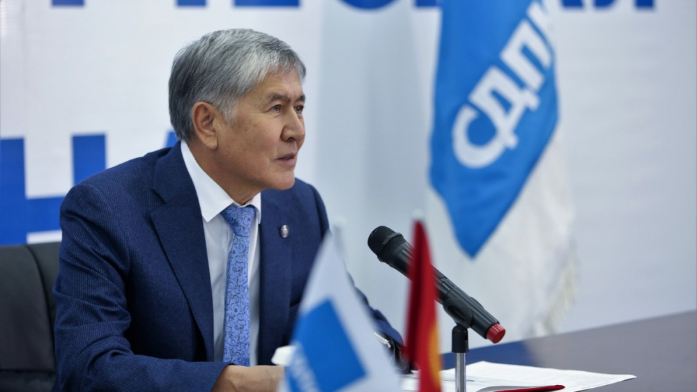 Алмазбек Атамбаев поздравил Анвара Артыкова с избранием председателем СДПК