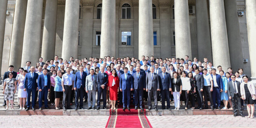 Кубатбек Боронов попросил прощения у кыргызстанцев за коллективное фото членов кабмина