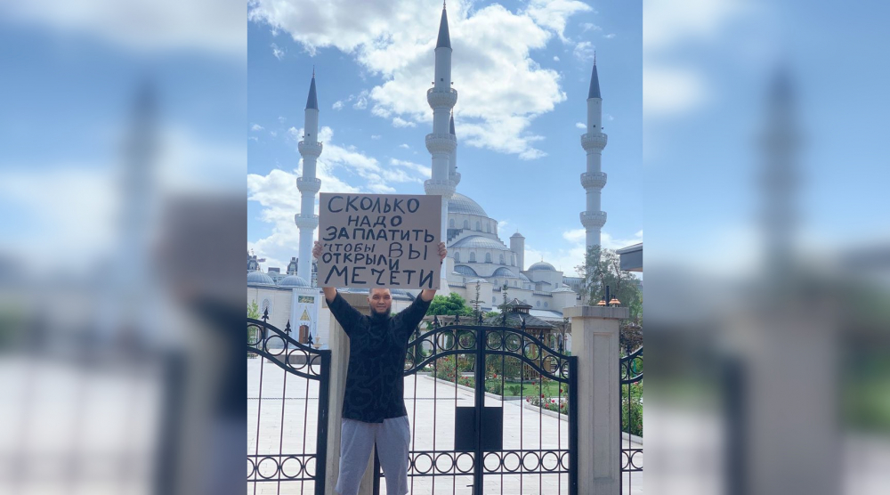 «Открыты все харамные места, но только не мечети». Квнщик Марат Джуманалиев вышел на одиночный пикет