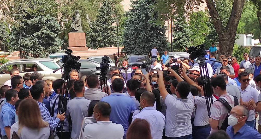 Скандал с партией «Кыргызстан». На заседание ЦИК не впустили кандидатов от политорганизаций