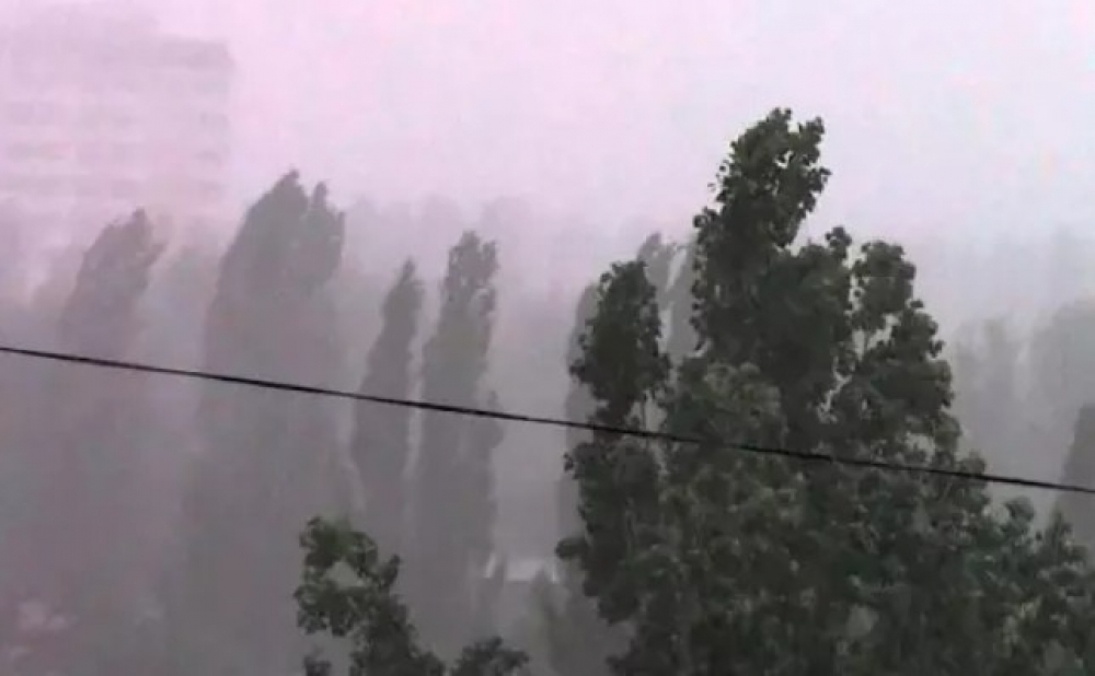 Внимание! В Бишкеке и Чуйской области ожидается гроза и сильный ветер