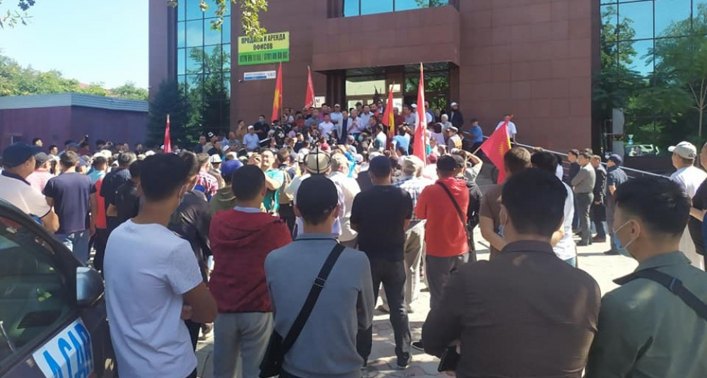 В Бишкеке проходит митинг сторонников партии «Бутун Кыргызстан»