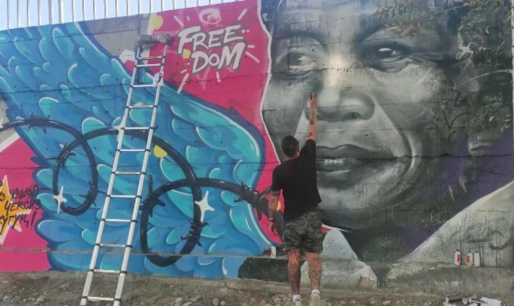 В Бишкеке появилось граффити, посвященное правам человека, - стена Нельсона Манделы