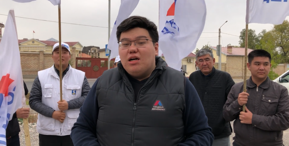 Темирлан Султанбеков требует немедленно взять под стражу депутата Асылбека Жээнбекова