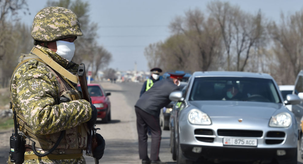 Сооронбай Жээнбеков ввел на территории города Бишкек режим чрезвычайного положения