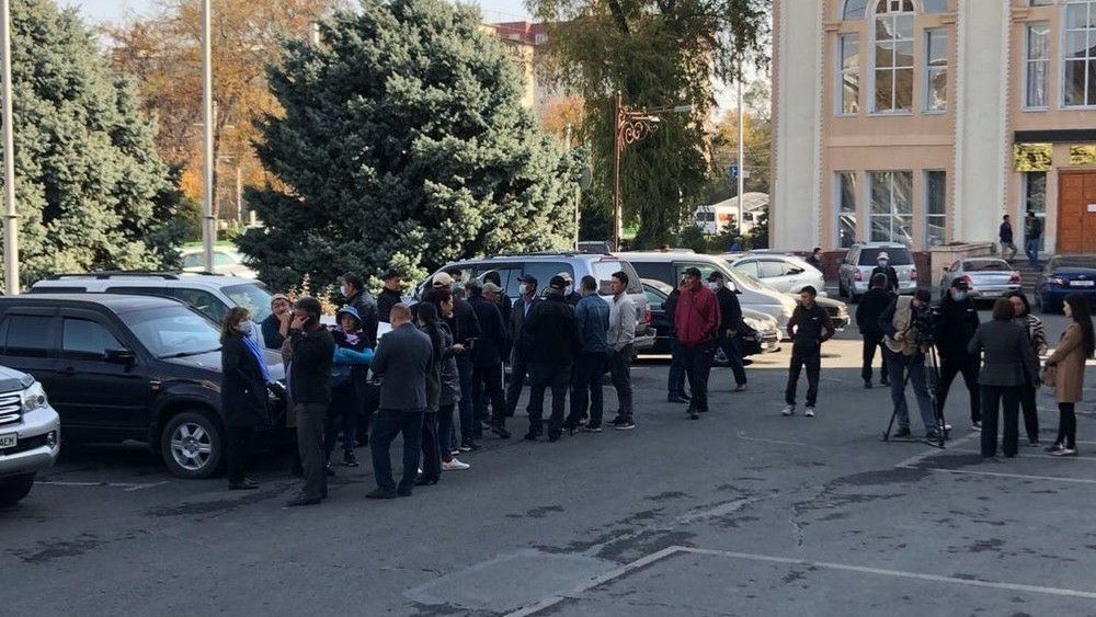 Возле мэрии Бишкека проходит митинг против назначения Наримана Тюлеева