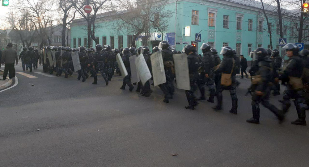 Активисты обеспокоены инициативой Мамытова использовать армию для разгона митингов