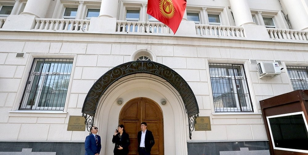 Сотрудника Посольства Кыргызстана в Москве обвинили в агитации за Садыра Жапарова