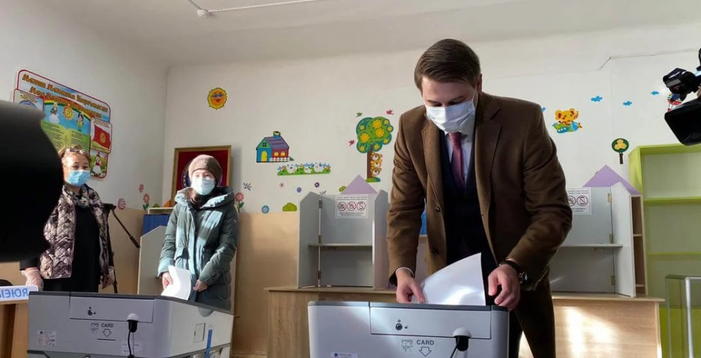 Артем Новиков отказался говорить, за какую форму правления проголосовал