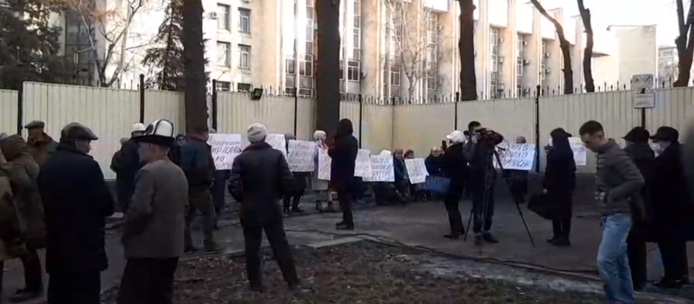 Сторонники Атамбаева и пострадавшие во время кой-ташских событий вышли на митинг к зданию ГКНБ