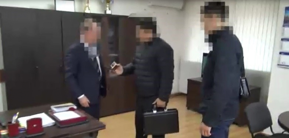 За взятку задержан начальник УГНС Первомайского района (видео)