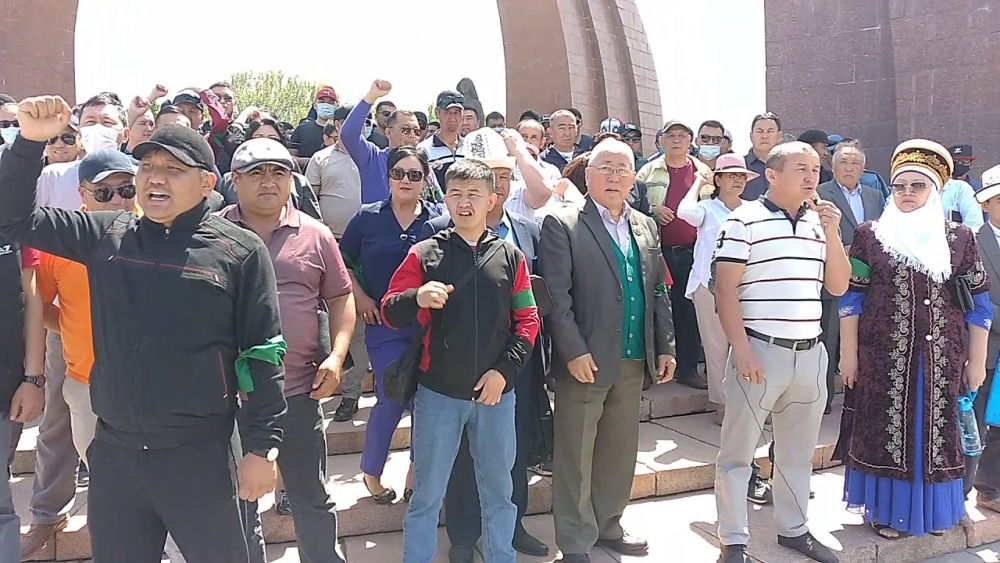 В Бишкеке прошел митинг против митингов и в поддержку Садыра Жапарова