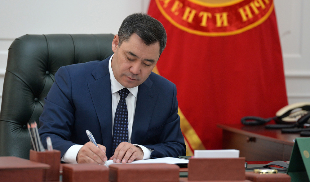 Садыр Жапаров подписал новую Конституцию Кыргызской Республики