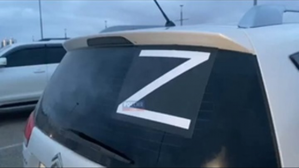 В Бишкеке штрафуют водителей за наклейки со знаком Z