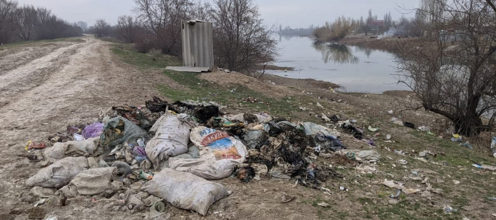 На берегу Ала-Арчинского водохранилища гниет мусор, собранный волонтерами. Мэрию столицы призвали к ответу