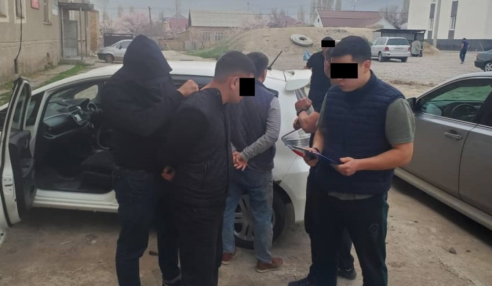 В Таласе по подозрению в сбыте наркотиков задержан милиционер