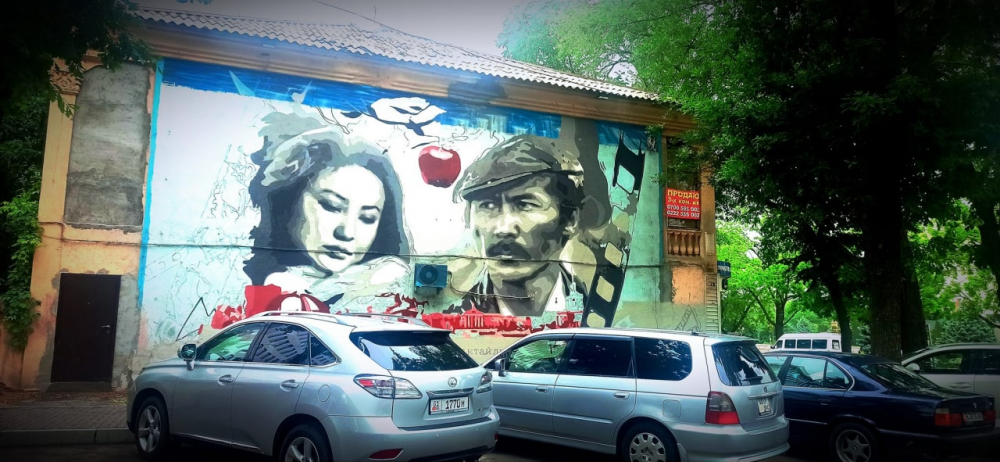 "Красное яблоко" Айтматова. В Бишкеке появился новый мурал