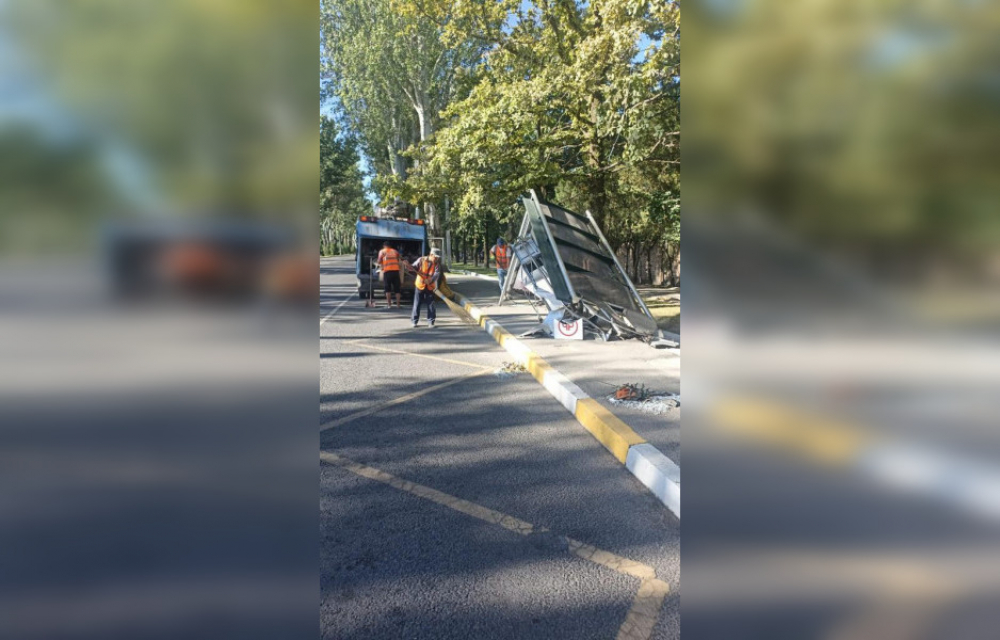 В Бишкеке водитель не справился с управлением и врезался в остановку